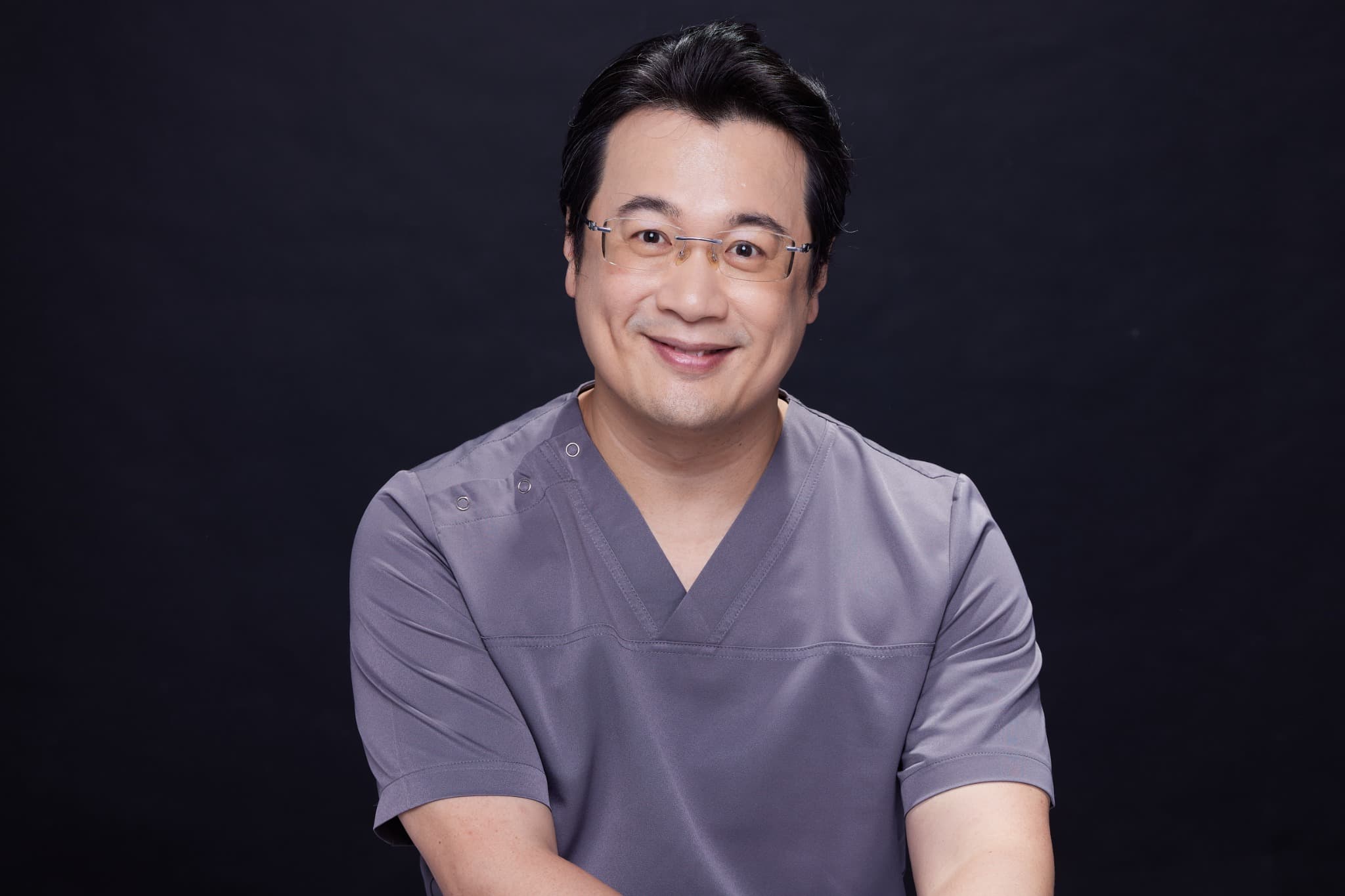 劉達儒醫師穿著灰色醫療服的正式肖像