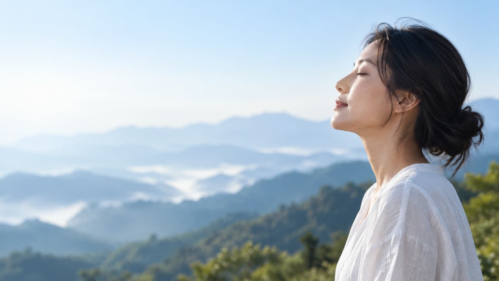 在山景與晨光中享受寧靜時刻的女性